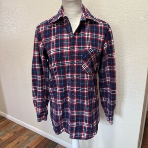 Vintage Women’s Navy and Red Plaid Flannel Shirt - Size Small